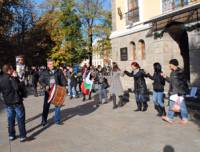 Майките се хванаха на хоро и блокираха централен булевард в Хасково
