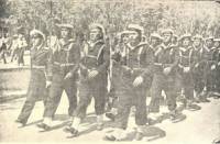 Почетната рота от моряците на крайцера в марш към паметника на загиналите във войните в Морската градина на Варна