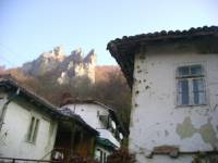 Обичайна гледка край границата – къщите са в България, отсрещните скали са в Сърбия. Браздата понякога е разделяла селски дворове на две