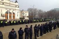 Внушително полицейско присъствие изненада малцината протестиращи пред парламента в първия работен ден на депутатите