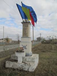 Румънският военен паметник в Саръ Насуф, Тулчанско, в чието подножие е открито българско надгробие с усърдно заличени с вар имена на трима наши кавалеристи Снимки: Радослав Симеонов