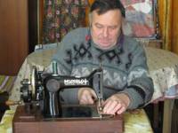 И днес колекционерът шие с еврейската шевна машина, на която шест десетилетия е работила майка му