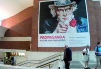 Антрето на Британската библиотека с плакат за изложбата „Пропаганда”