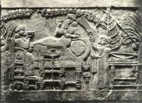 Асирийският цар Ашурбанипал пие вино с жена си
