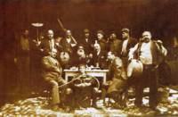 Единствената запазена снимка със стария майстор на малагата - Чорбаджака е вдясно на масата, до архимандрит Паисий Пастирев. Снимката е правена през 1933 г. в неговата изба в Асеновград