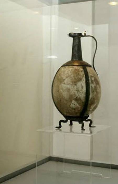 Музеят в Русе показа кана от щраусово яйце