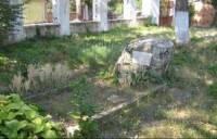 Гробът на Черкеза в двора на църквата „Св. Параскева”