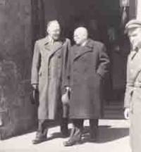 Александър Оббов (в дясно) след заседание на второто ОФ правителство през 1946 г.