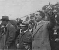 Димитър Гичев говори по време на митинг през 1933 г.