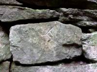 Мистичният знак, издълбан върху един от камъните в помещението с уникалния кладенец