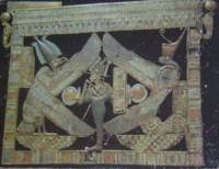 Украшенията на Тутанкамон показват Грифона - митично създание с глава на лешояд, и кобрата, които държат окото на Хор - символът на царската сила