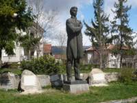 Паметникът на Панайот Волов в Стрелча, построен в чест на революционера на градския площад, носещ също неговото име