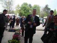 Станишев пък предизборно купи цвете саксия за дъщеря си след среща с избиратели на… пазара