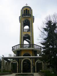 Камбанарията е построена с дарения от местните хора