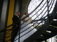 Камбанарията се превръща в любимо място за снимки на младоженците. На снимката - прясно оженени етнически мюсюлмани