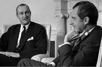 Ричард Хелмс (вляво) в разговор с президента Никсън през 1973 г.