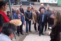 На много места кандидатите за евродепутати от Националния фронт бяха послещнати с хляб и сол от местното население