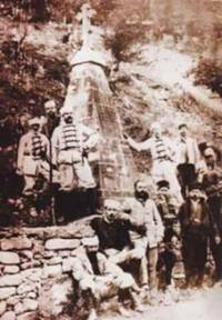 Оцелели бунтовници пред Черния паметник, построен през 1885 г. от участника във въстанието Матьо Радил „в памет на падналите 142 човека в сражението против турците”