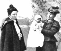 Мисис Цилка и Елена Стоун с бебето Елена Цилка в ръце през май 1902 г.