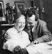 Борис Христов с майка си през 1963 г. 