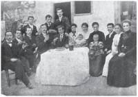 В Енидже Вардар (дн. Яница) през 1864 г. се открива българско училище. На снимката – тамошните български учители в началото на ХХ в. 
