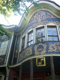 Фасадата към двора е боядисана и изписана от пловдивски художник