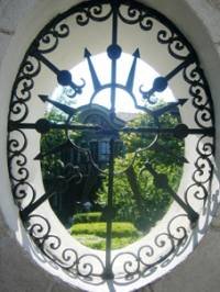 Изящните прозорци на оградата на Етнографския музей