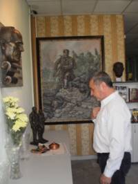 Съпредседателят на Националния фронт Валери Симеонов се преклони пред паметта на Хайтов в мемориалния кът на писателя в офиса на телевизия СКАТ в Бургас