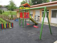Детската площадка в задния двор на центъра