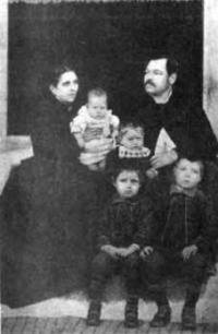 Райна със съпруга си Васил Дипчев и четирима от синовете им