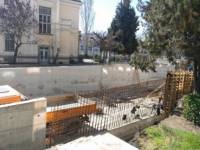 Реконструкцията на площад „Тройката“ в Бургас по одобрен европроект продължава и в момента. Но не се знае докъде ще стигне