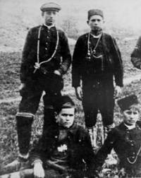 Иван Козарев като младеж (правият отдясно) сред другари от родното си село