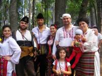 Една от най-мъничките участнички във Фестивала на народната носия в Жеравна, която е само на няколко месеца