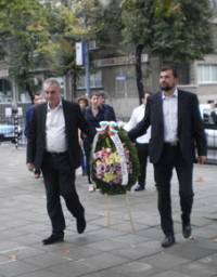 В Бургас пред паметника на 24-ти Черноморски полк своята почит изразиха съпредседателят на НФСБ Валентин Касабов (в ляво) и председателят на секцията на патриотите в централната част на морския град Ивайло Вагенщайн
