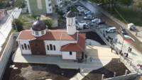 На деветметров пилон пред входа на „Св. Георги Победоносец“ се вее българският трибагреник