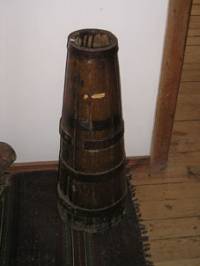 Буталка за биене на масло в миналото. Експонат в Етнографския музей в Малко Търново