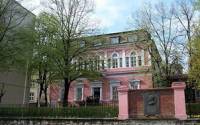 Манчовата къща, в която Вазов пише и редактира, днес е кметство