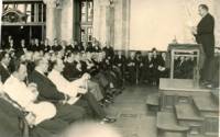 Девети септември 1934 г. В Аулата на Софийския университет – в дъното е проф. Александър Балабанов, а пред него е акад. Александър Теодоров Балан
