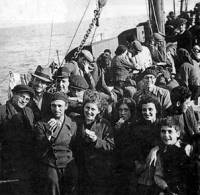 Емигранти, напускащи пристанището, качени на кораб