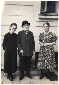 Проф. Юрдан Трифонов с две от племенниците си