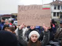И осмокласничката Диана, която учи в Бургас, се присъедини към протеста на своите връстници от родното си село