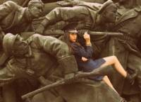 Снимката на Лола от заглавната корица е правена на Паметника на Съветската армия в София