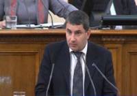 От парламентарната трибуна Димитър Байрактаров заяви, че много често мюсюлмани, които са останали с християнските си имена, са подлагани на натиск от ДПС