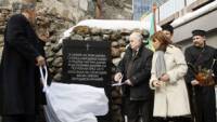 Момент от официалното откриване на възстановената от СКАТ паметна плоча на Васил Левски в София