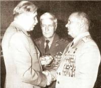 Ген. Зикулов (в средата) с Добри Джуров и шефа на съветското военно разузнаване Пьотър Ивашутин по време на честване на 9 май през 1984 г. 