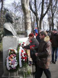 В Бургас членове и симпатизанти на НФСБ положиха цветя и венци пред бюст-паметника на Левски в Морската градина