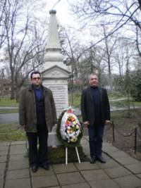 В Бургас родолюбците поднесоха венци и цветя пред мемориала в Приморския парк, където се е намирал руският военен лазарет