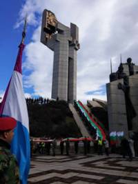 Уникалният по големината си български флаг стигна до Паметника на Самарското знаме