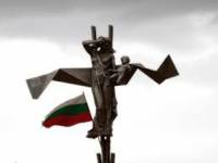 Жертвите на атентата са увековечени с внушителен 7-метров паметник в района на гара Буново. Той е изработен със средства на телевизия СКАТ, а негов автор е синът на големия родолюбец, писател, публицист и общественик Николай Хайтов – Александър Хайтов. Днес монументът се възвисява в памет на загиналите, но и предупреждава: не допускайте тероризма в България!