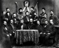 По време на общо събрание на БЦБО през ноември 1876 г. в Букурещ Иван Вазов и Стефан Стамболов са един до друг (на втория ред най-вляво) 